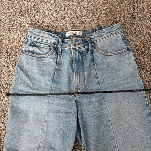Abercrombie & Fitch High Rise 90s Relaxed Jean - Curve Love - Picture 5 of 7